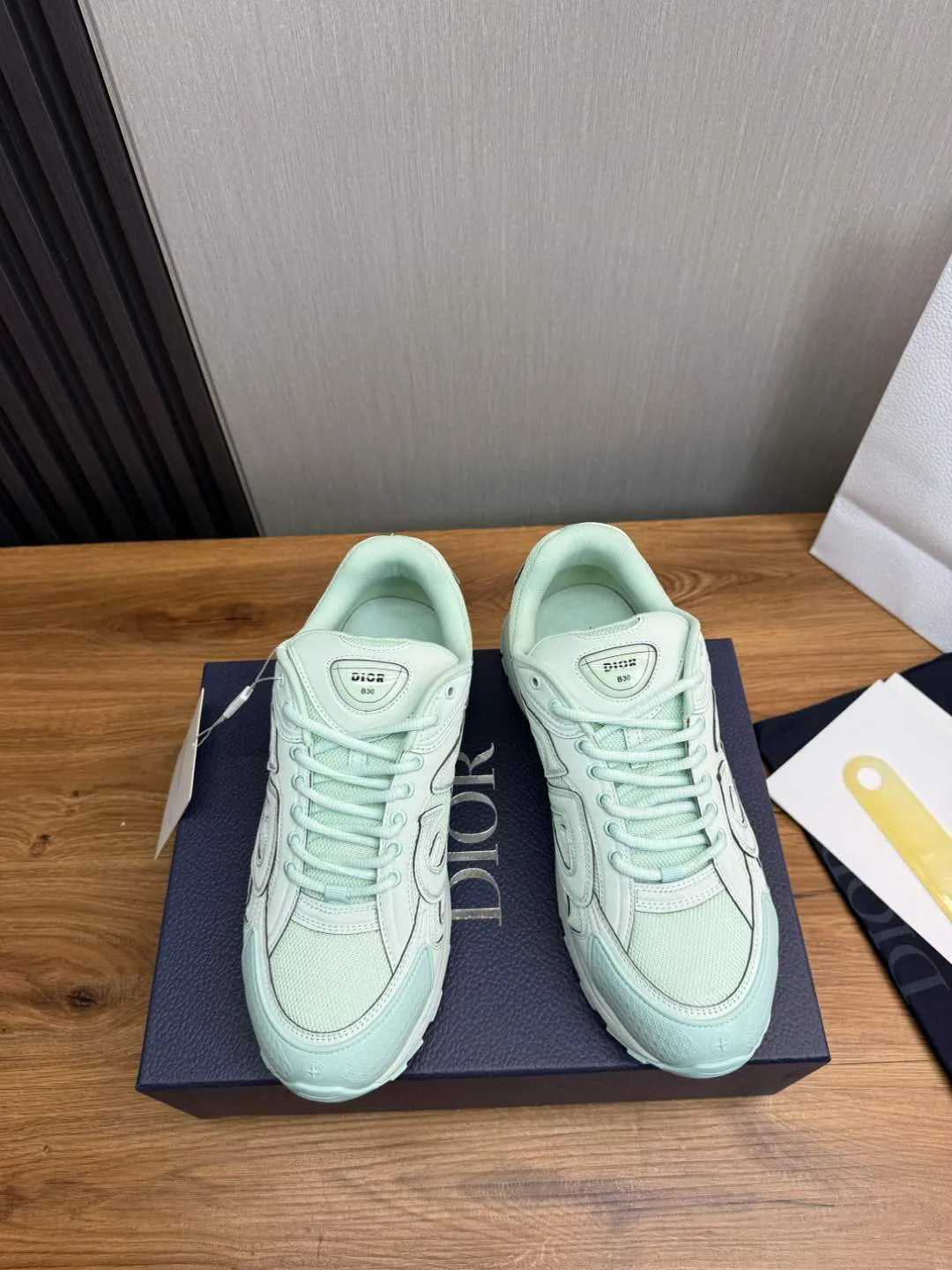 Men's men's shoes 💰740💰 D's Dior ~ New B30 Couple 👫 low-top sneakers ✅ are carefully made of gray mesh fabric and white technical fabric, decorated with reflective "CD30" graphic logo, and "DIO ~ B30" and "CD30" logos on the heel and tongue. An extra-light, sculpted rubber sole with signature accents adds style, while internal stretch details create ideal comfort. It can be matched with various casual styles to show the fashionable and modern sports style〰️ Size: 35-40 (customized at 40 for women) 39-45 (customized at 38.45 for men)